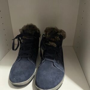 Blue suede winter boots with fur trim